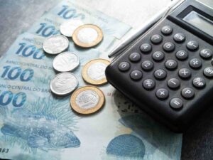 Finance Concept One Hundred Reais Bills Coins With Calculator Pen Brazilian Money (1) - E-cont