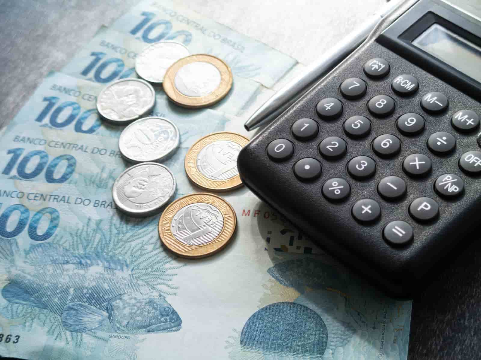 Finance Concept One Hundred Reais Bills Coins With Calculator Pen Brazilian Money (1) - E-cont